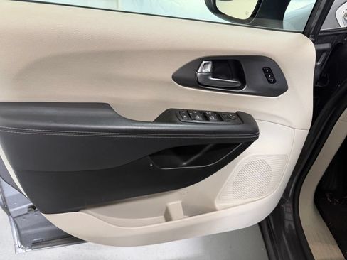 Used 2023 Chrysler Pacifica Touring-L FWD image 10