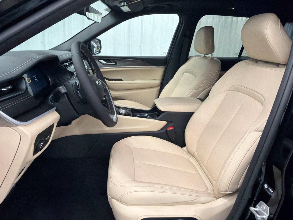New 2027 Jeep Grand Cherokee Limited RWD image 13
