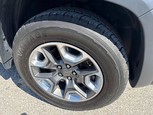 Used 2019 Jeep Cherokee Trailhawk w/ Comfort/Convenience Group AWD/4WD image 19