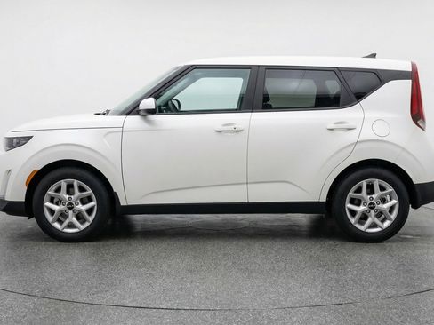 Used 2025 Kia Soul LX w/ LX Technology Package FWD image 4
