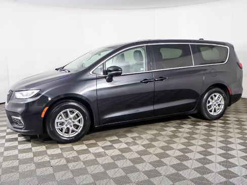 Used 2023 Chrysler Pacifica Touring-L image 18