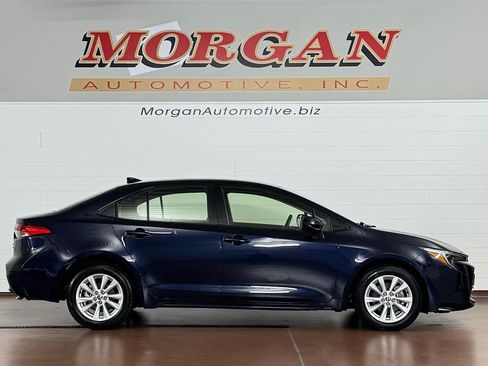 Used 2025 Toyota Corolla LE w/ LE Premium Package FWD image 2