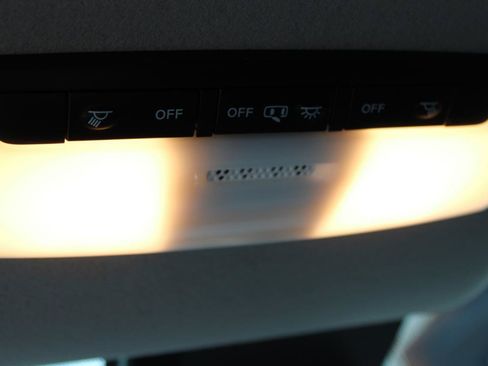 Used 2021 Nissan Versa SR FWD image 34