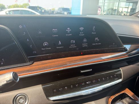 Used 2023 Cadillac Escalade Premium Luxury w/ Performance Package AWD/4WD image 24