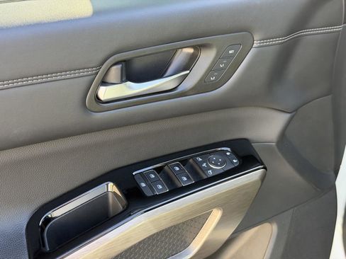 Used 2023 Nissan Pathfinder Platinum image 9