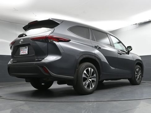 Certified 2024 Toyota Highlander XLE image 28