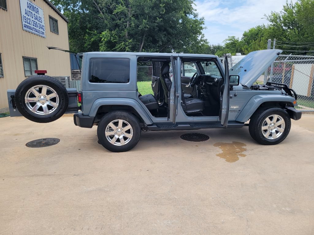 Used 2015 Jeep Wrangler Unlimited Sahara w/ Connectivity Group AWD/4WD image 18