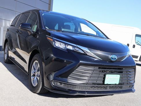 Used 2024 Toyota Sienna LE image 6