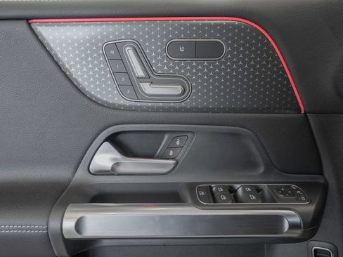 Certified 2025 Mercedes-Benz GLB 250 image 33