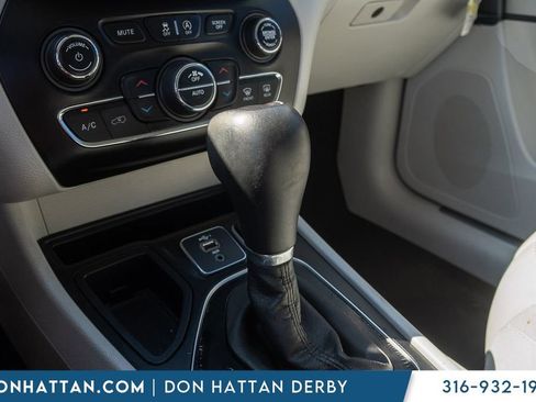 Used 2019 Jeep Cherokee Limited w/ Luxury Group FWD image 9