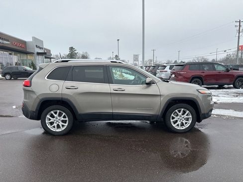 Used 2017 Jeep Cherokee Latitude w/ Cold Weather Group image 2