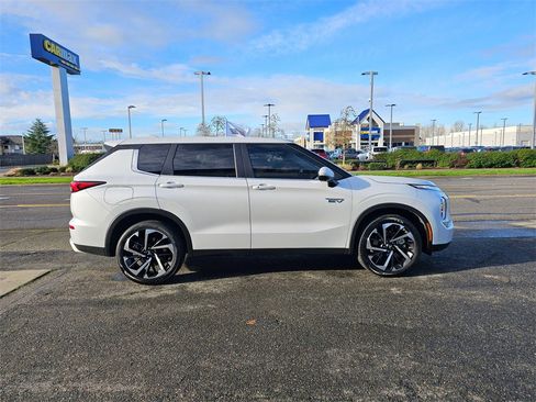 Used 2023 Mitsubishi Outlander SE image 4
