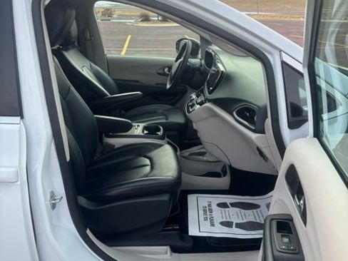 Used 2024 Chrysler Pacifica Touring-L FWD image 17