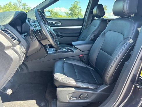 Used 2017 Ford Explorer XLT w/ Equipment Group 202A FWD image 11