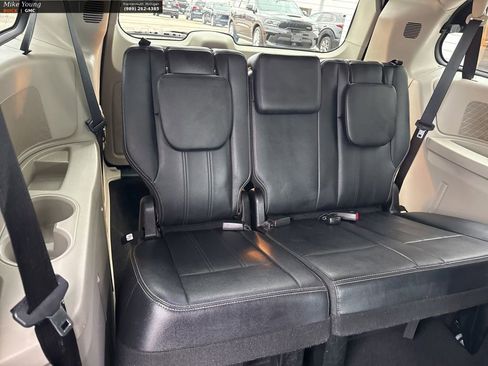 Used 2013 Chrysler Town & Country Touring image 39