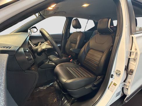 Used 2019 Nissan Kicks SR w/ SR Premium Package FWD image 13