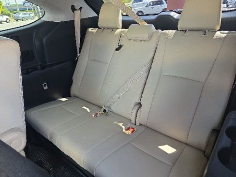 Used 2023 Toyota Highlander XLE FWD image 12