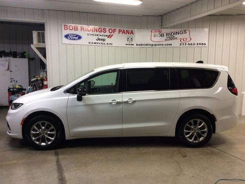 Used 2024 Chrysler Pacifica Touring-L image 2