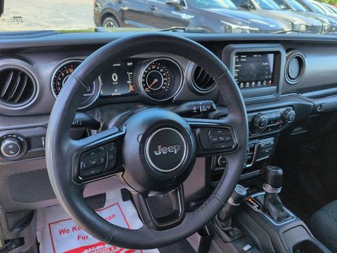 Used 2023 Jeep Gladiator Sport AWD/4WD image 9