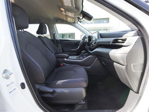 Used 2022 Toyota Highlander LE AWD/4WD image 39