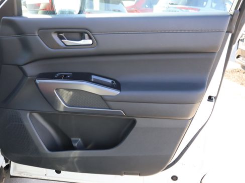 Used 2024 Nissan Pathfinder SL image 9