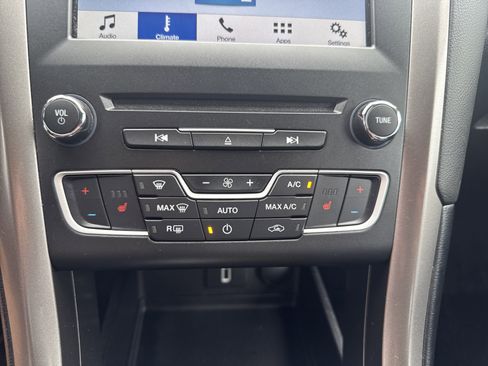 Used 2018 Ford Fusion SE image 24