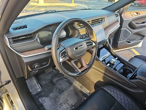 Used 2022 Jeep Grand Cherokee L Summit w/ Luxury Tech Group V image 17