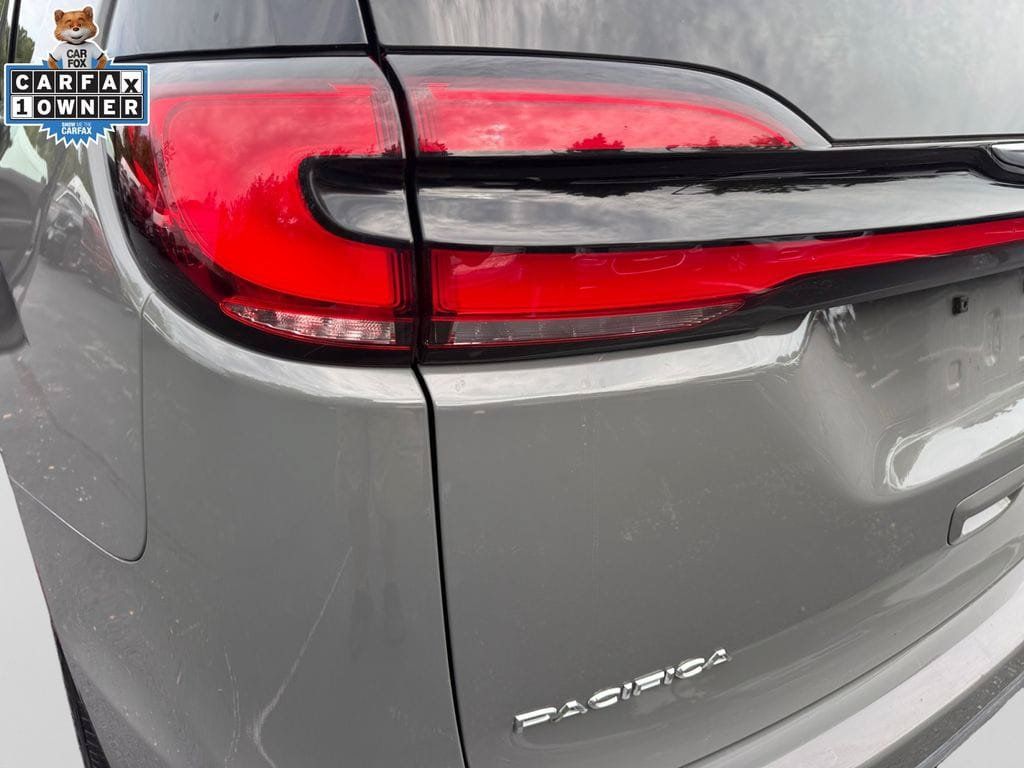Used 2025 Chrysler Pacifica Select FWD image 18