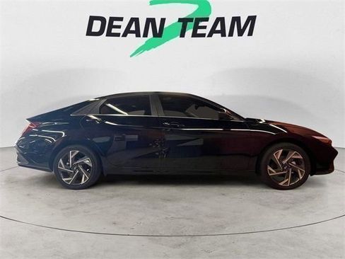 Certified 2025 Hyundai Elantra Limited image 10