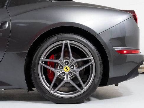 Used 2015 Ferrari California T RWD image 13