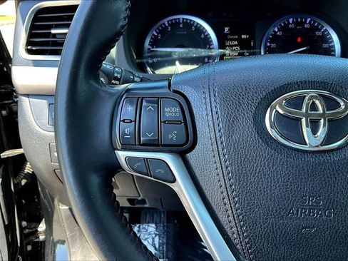 Used 2019 Toyota Highlander XLE AWD/4WD image 12