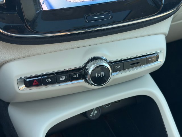 Certified 2024 Volvo XC40 B5 Plus AWD/4WD image 26