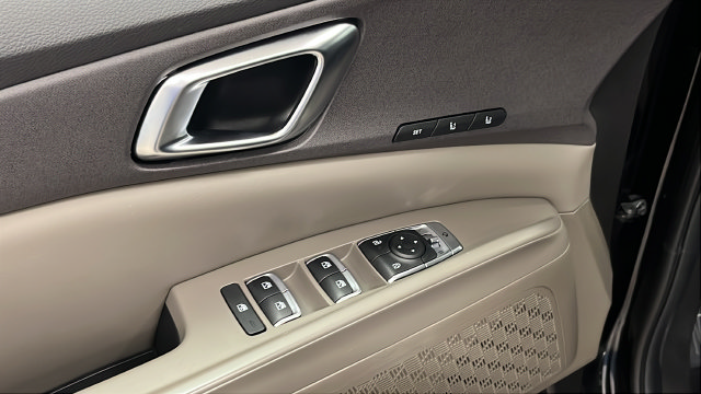 Used 2025 Kia Carnival SX FWD image 21