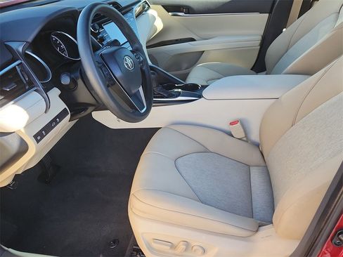 Used 2018 Toyota Camry LE image 7