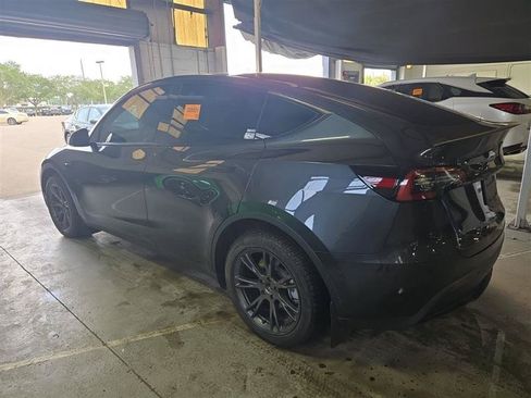 Used 2024 Tesla Model Y Long Range RWD image 4