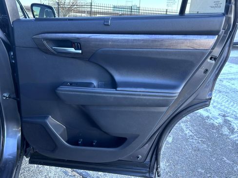 Used 2021 Toyota Highlander Platinum image 18