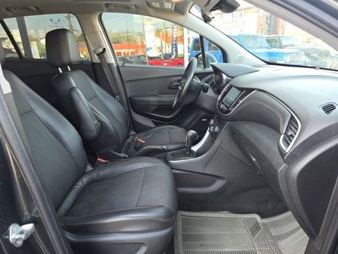 Used 2017 Chevrolet Trax LT w/ Sun & Sound Package image 42