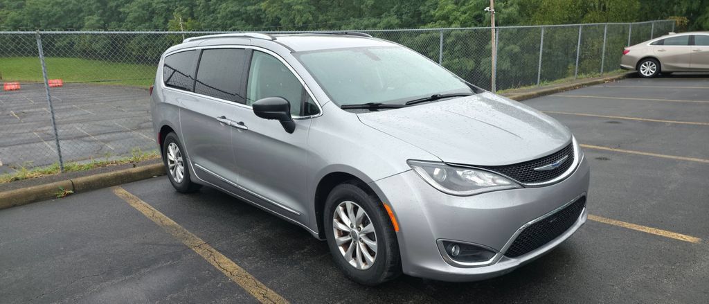 Used 2018 Chrysler Pacifica Touring-L FWD image 8
