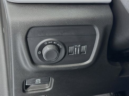Used 2024 Jeep Grand Cherokee Altitude AWD/4WD image 10