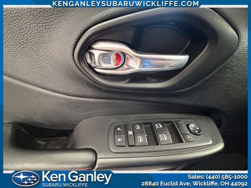 Used 2021 Jeep Cherokee Trailhawk AWD/4WD image 11