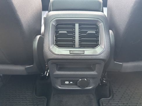 Used 2022 Volkswagen Tiguan SE image 22