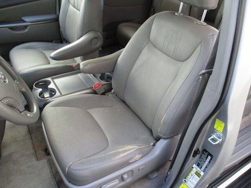 Used 2010 Toyota Sienna LE FWD image 13