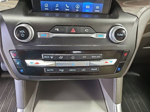 Used 2020 Ford Explorer Platinum w/ Premium Technology Package AWD/4WD image 24