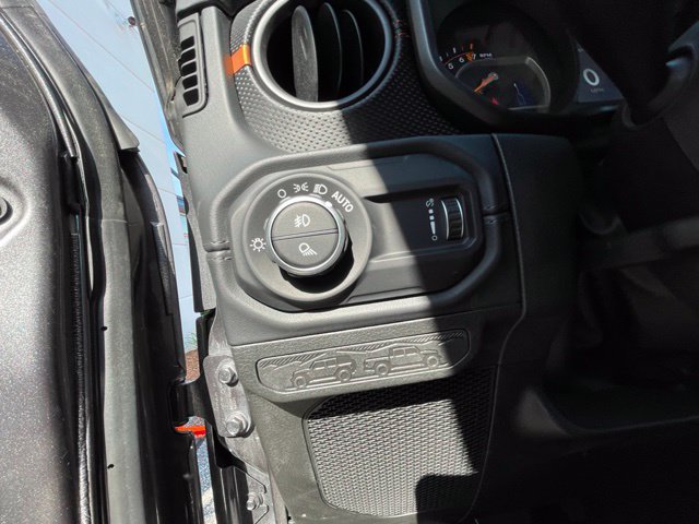 Used 2025 Jeep Gladiator Mojave w/ Convenience Group AWD/4WD image 16