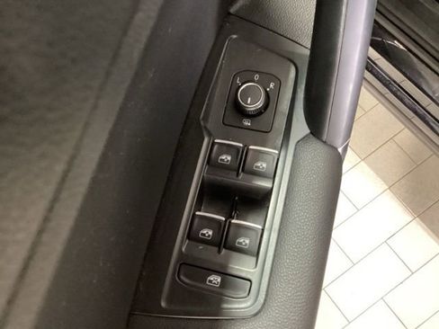 Used 2020 Volkswagen Tiguan SE w/ Panoramic Sunroof Package image 18