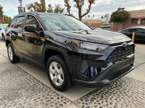 Used 2021 Toyota RAV4 LE AWD/4WD image 3