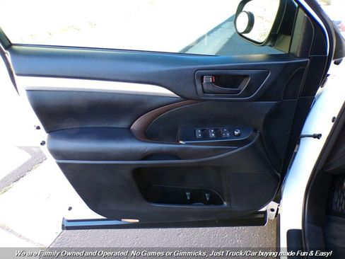 Used 2017 Toyota Highlander Plus w/ Carpet Mat Package image 12