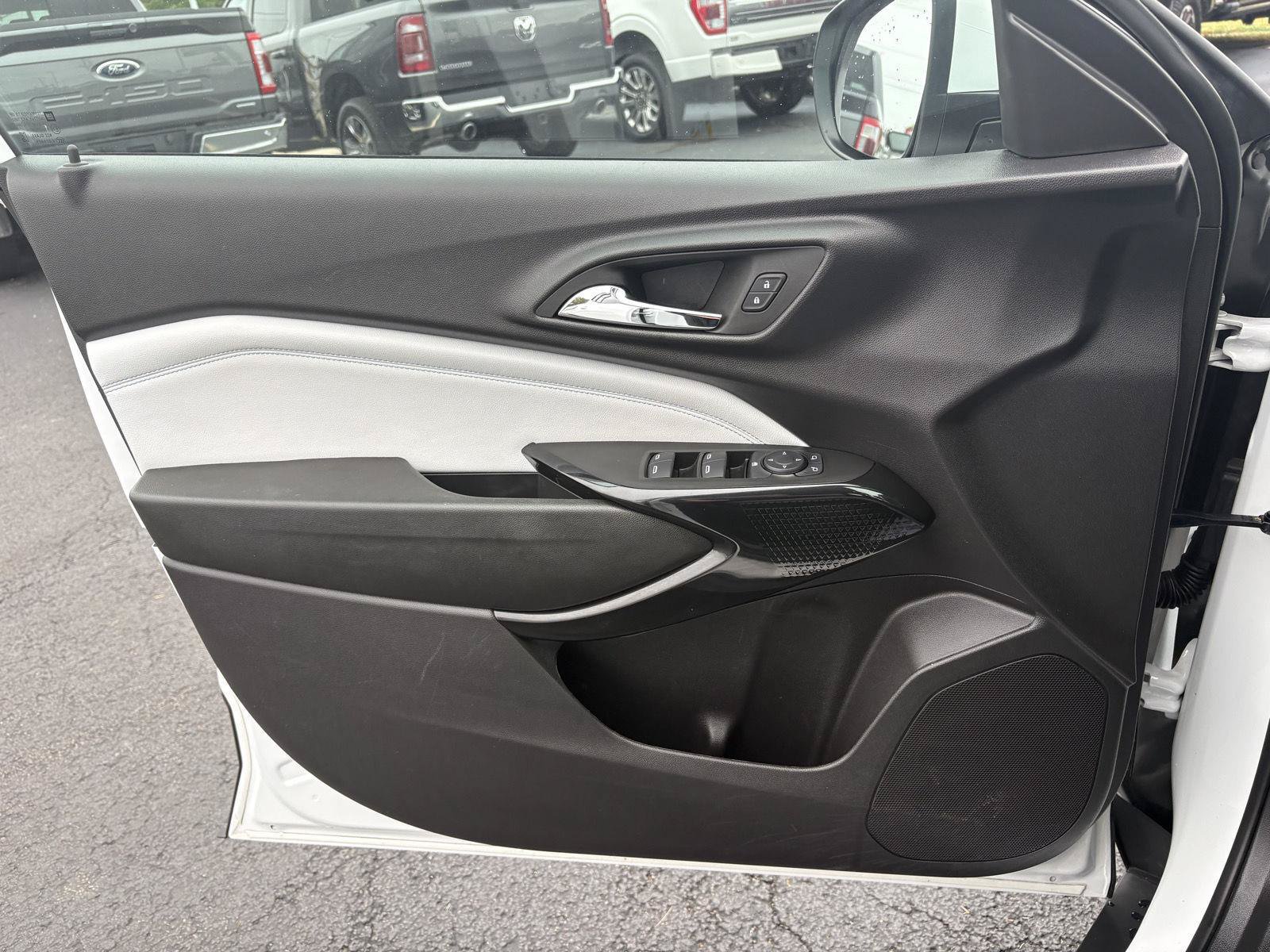 Used 2025 Chevrolet Trax LT w/ LT Convenience Package FWD image 3