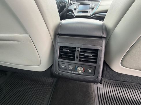 Used 2018 Toyota Avalon Limited image 25