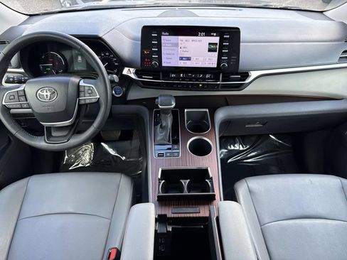 Used 2023 Toyota Sienna XLE image 19